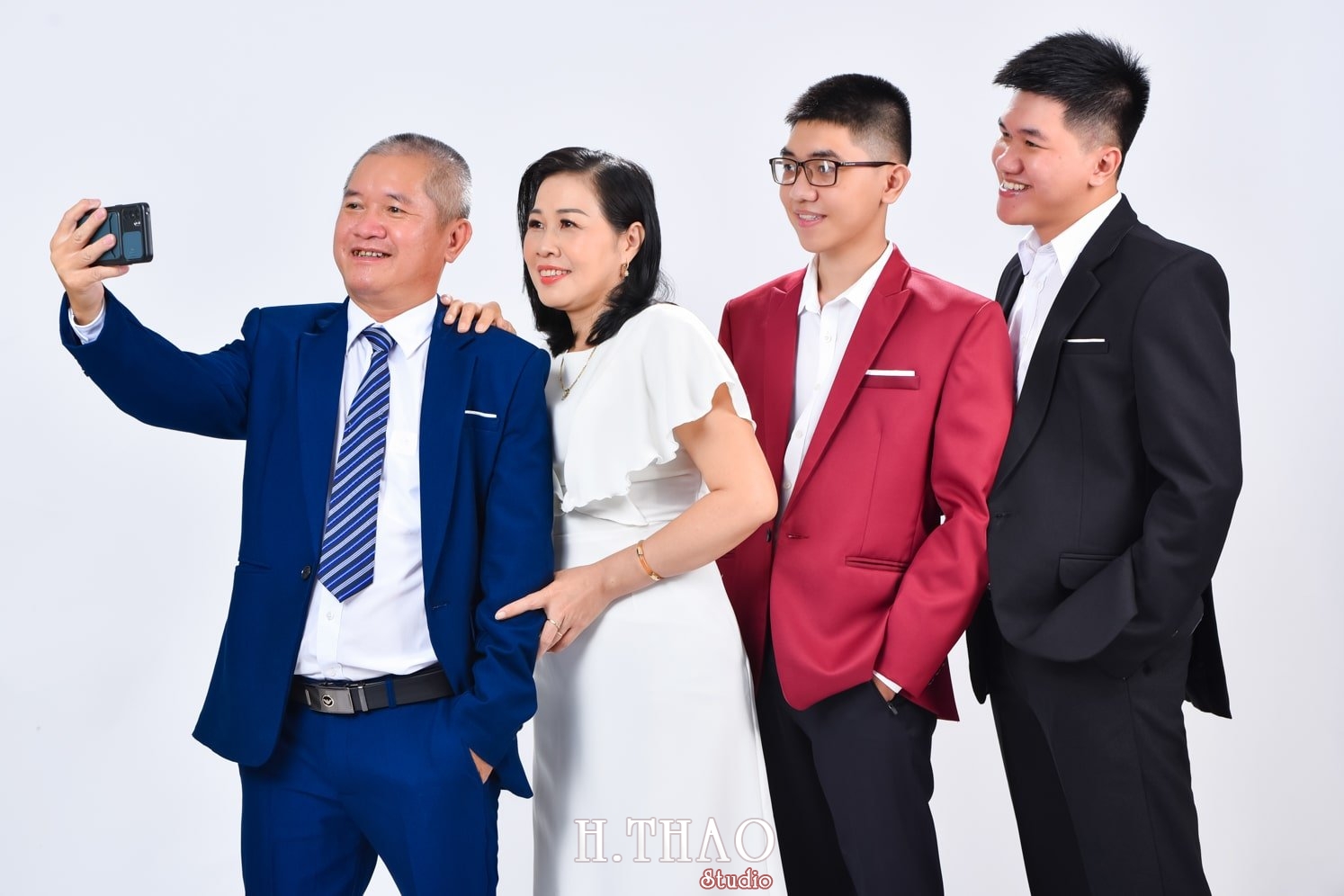 Anh gia dinh 6 min 1 - [Hỏi- Đáp] Chụp ảnh gia đình giá bao nhiêu tại Tp.HCM – HThao Studio