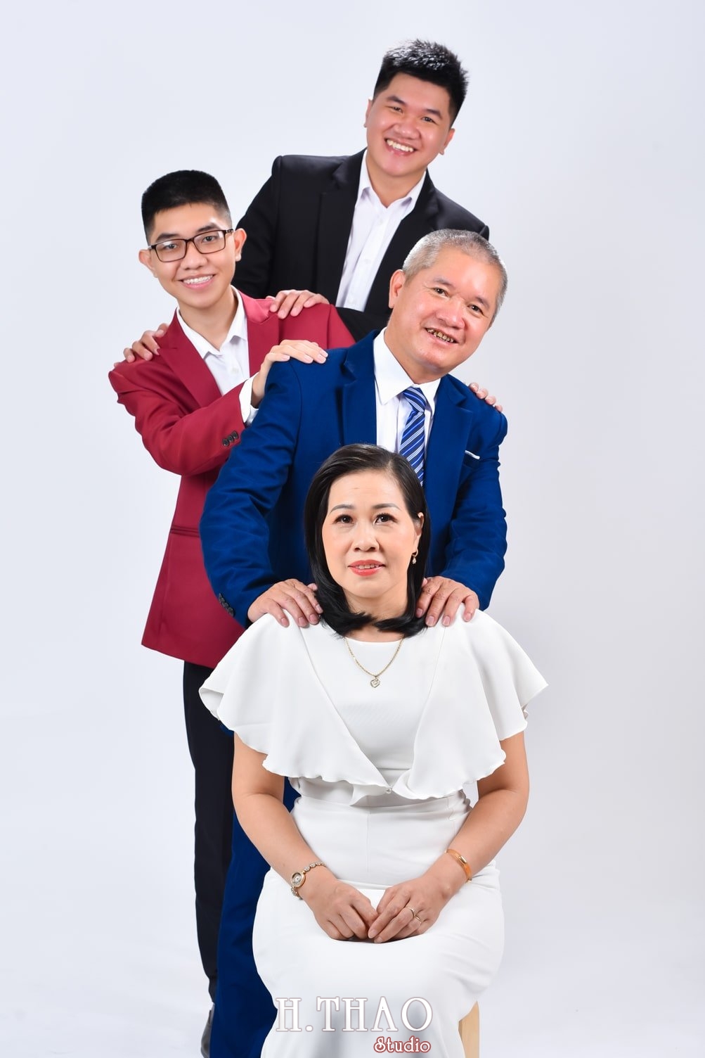 Anh gia dinh 8 min 1 - [Hỏi- Đáp] Chụp ảnh gia đình giá bao nhiêu tại Tp.HCM – HThao Studio