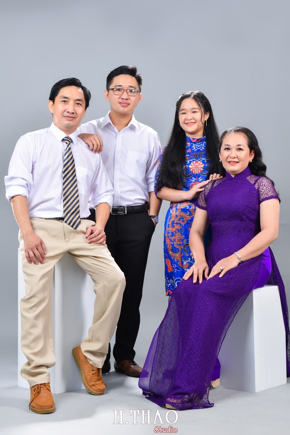 Anh gia dinh 9 min - Chụp ảnh gia đình 4 người trong studio đáng yêu - HThao Studio