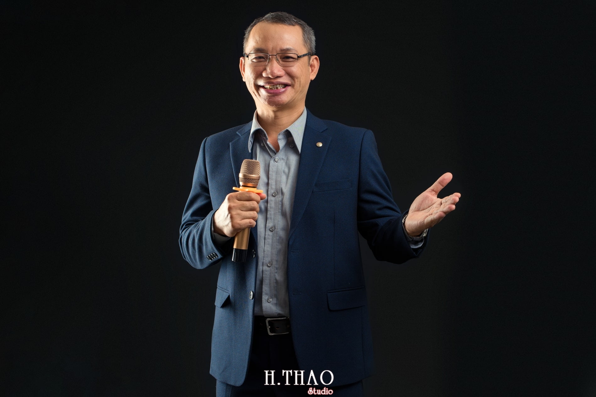 Anh giang vien dai hoc 5 - 35 cách tạo dáng chụp ảnh doanh nhân chuyên nghiệp - HThao Studio