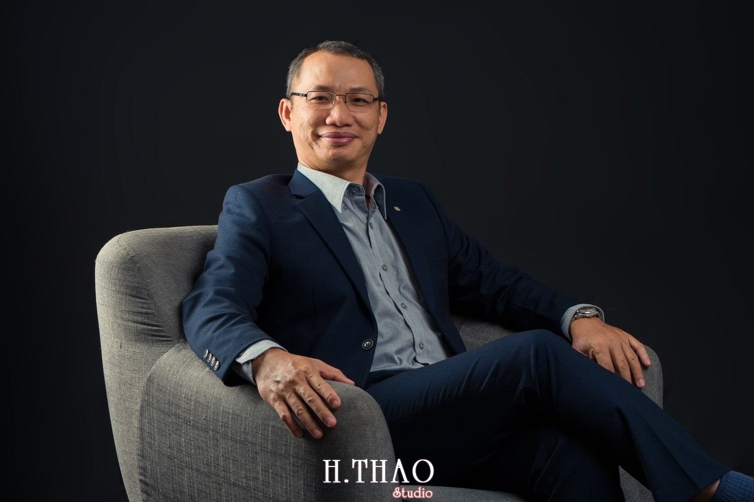Anh giang vien dai hoc 8 - 35 cách tạo dáng chụp ảnh doanh nhân chuyên nghiệp - HThao Studio