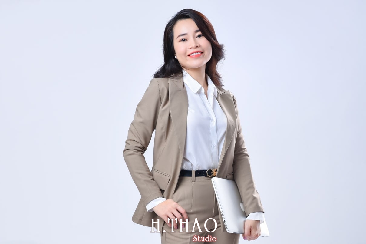 Anh nghe thuat 1 - Cách chụp ảnh với áo vest nữ đẹp, trẻ trung, chuyên nghiệp- HThao Studio