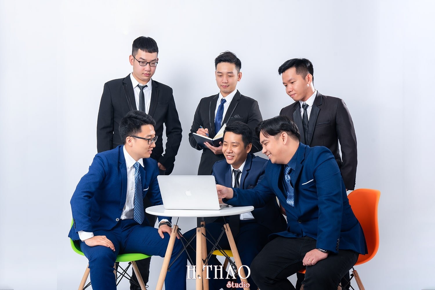 Báo giá chụp ảnh profile công ty chuyên nghiệp tại Tp.HCM- HThao Studio