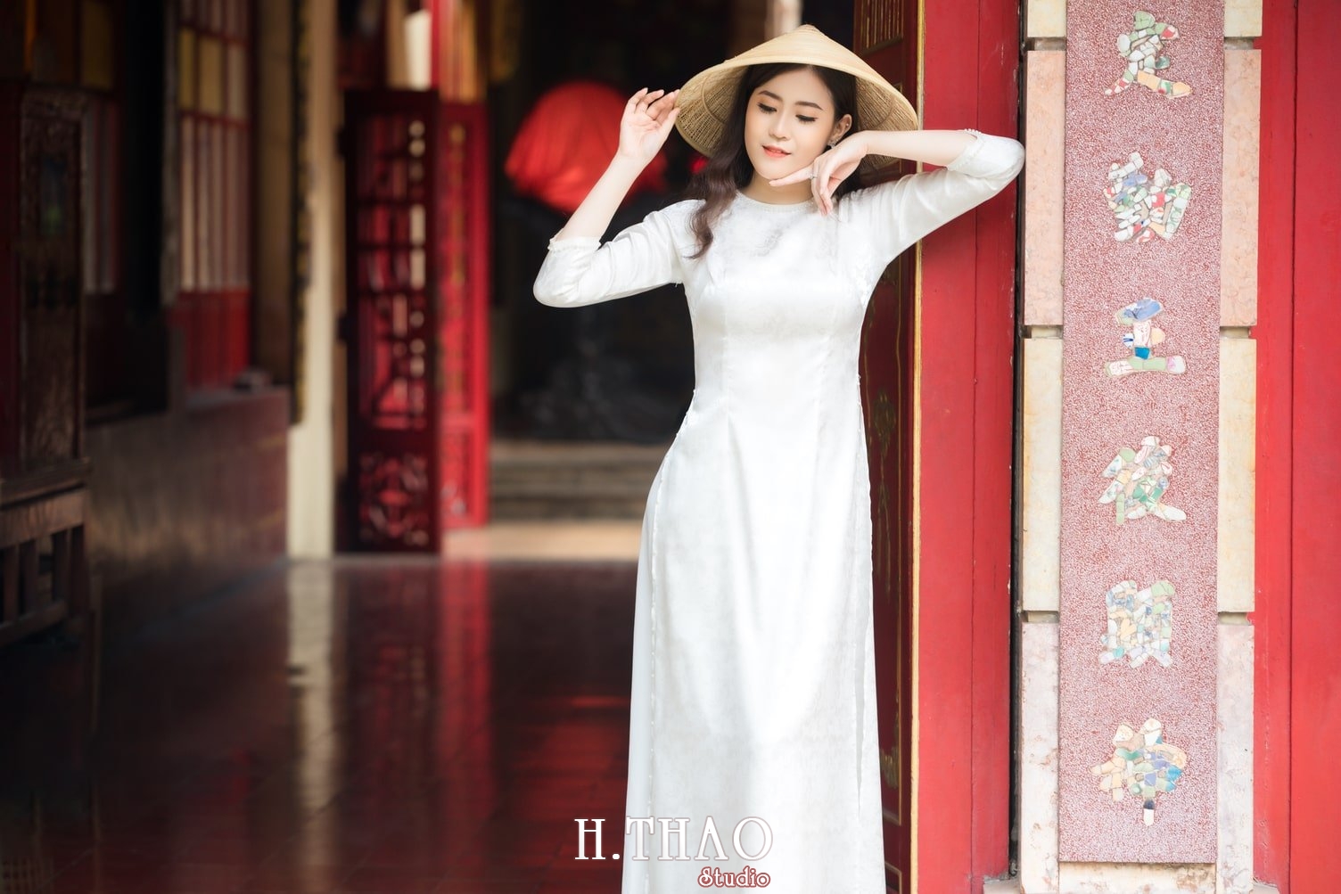 Ao dai lang ong ba chieu 1 1 - 49 cách tạo dáng chụp ảnh với áo dài tuyệt đẹp - HThao Studio