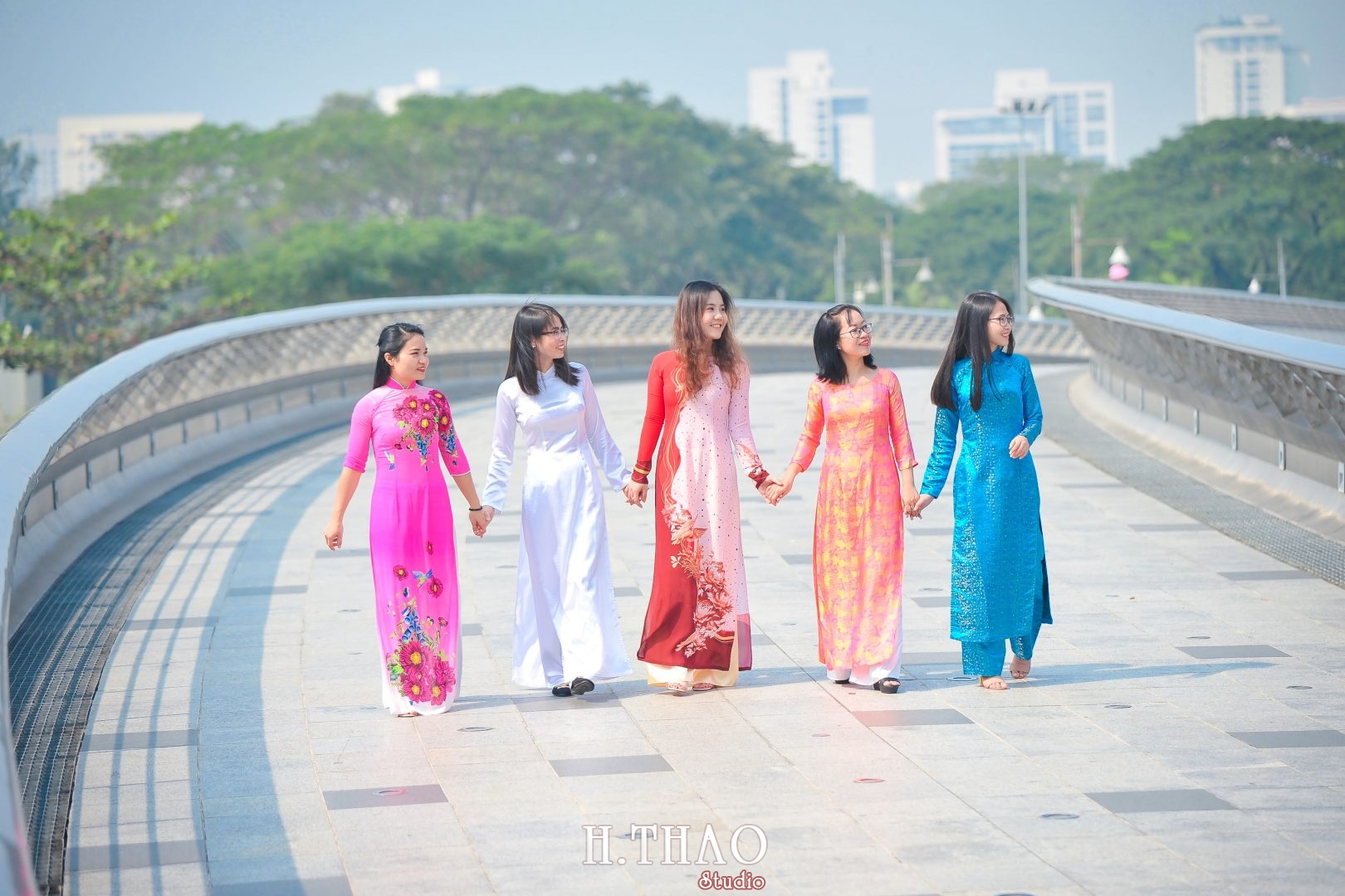 Ao dai nhom dep 23 - 30+ cách tạo dáng chụp ảnh áo dài nhóm đẹp miễn chê – HThao Studio