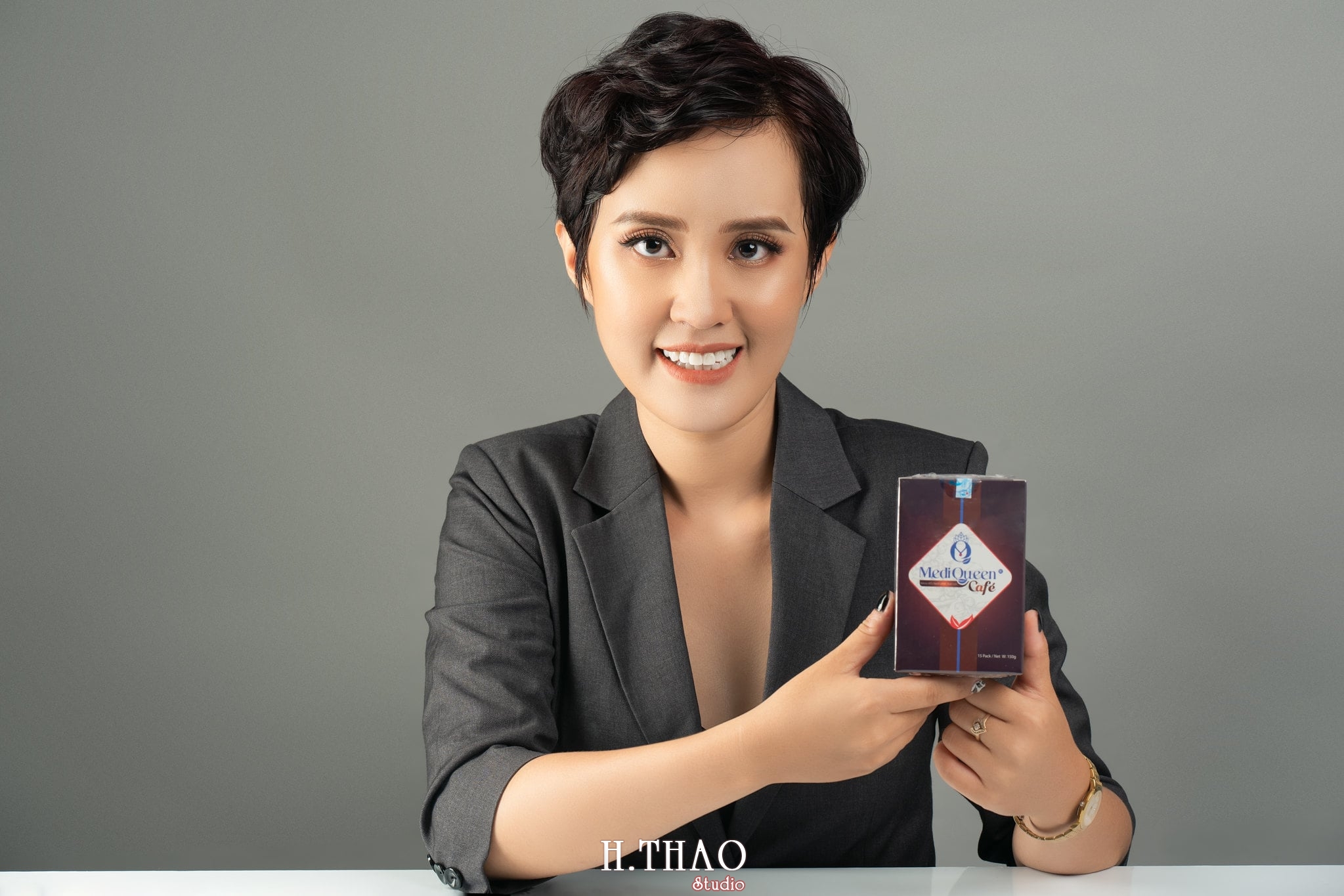 Chi Kim Chi 4 min - 35 cách tạo dáng chụp ảnh doanh nhân chuyên nghiệp - HThao Studio