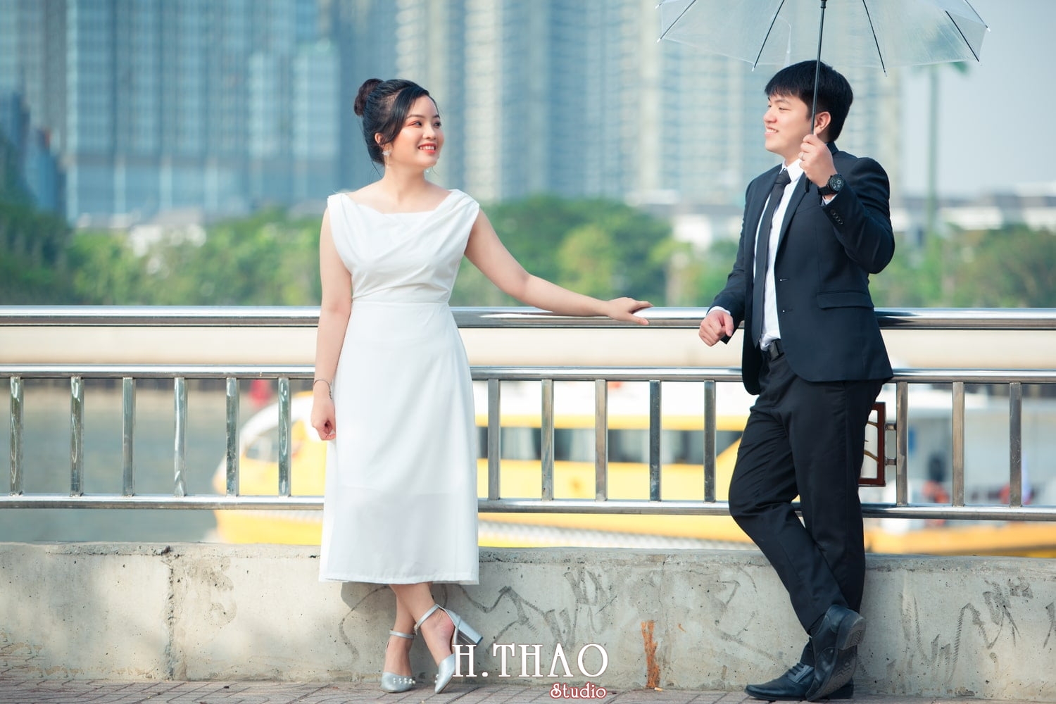 Couple Hai Hang 23 - 35 cách tạo dáng chụp ảnh đôi lãng mạn nhất - HThao Studio