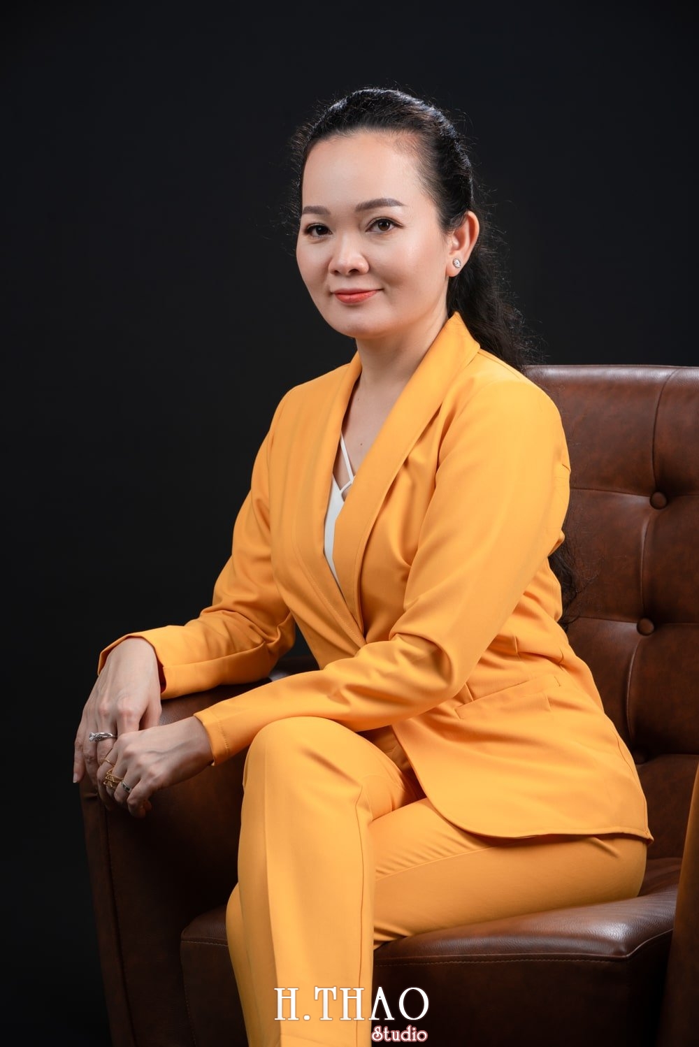 Doanh nhan nu dep 8 1 - Chụp ảnh doanh nhân giá rẻ tại Tp.HCM - HThao Studio