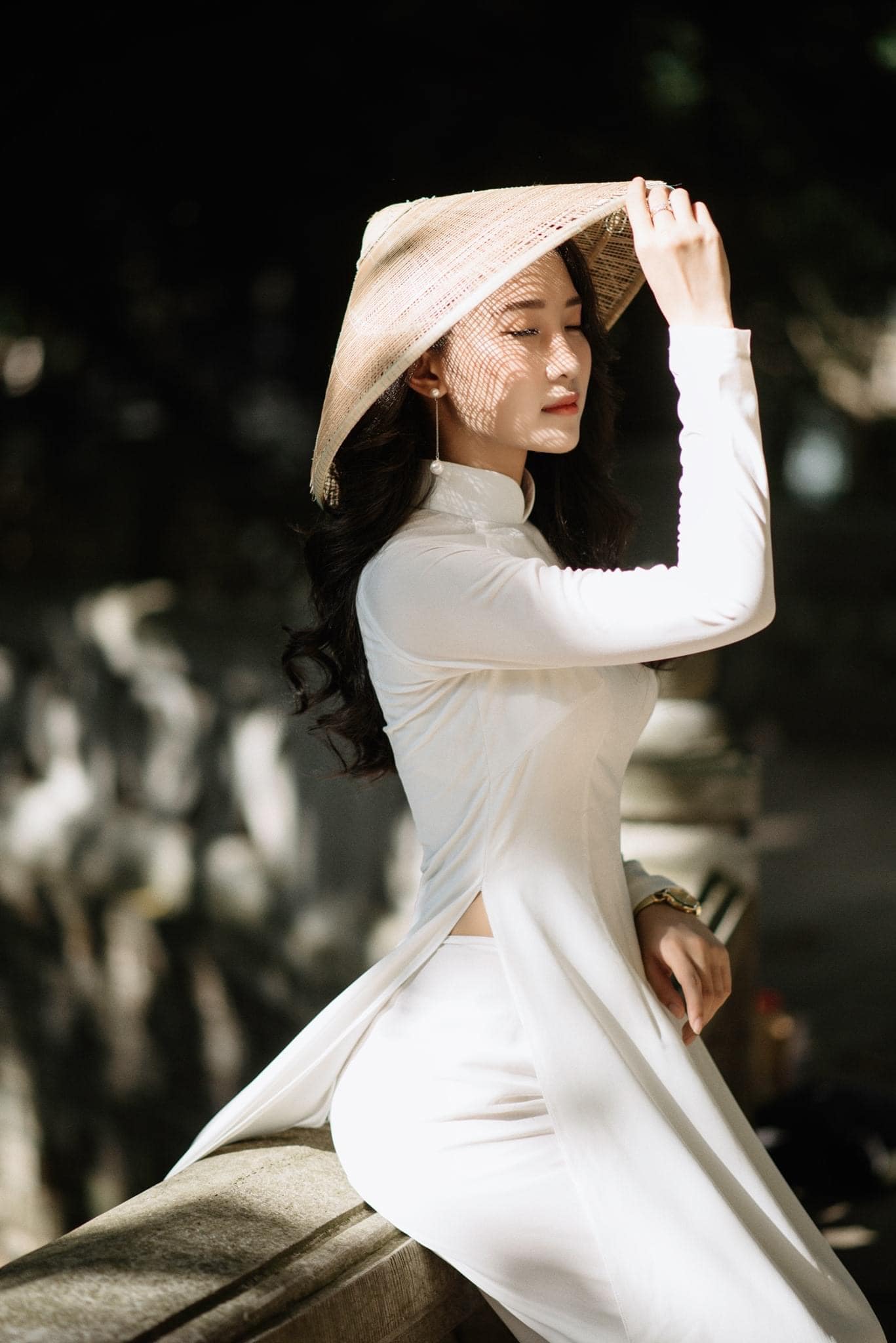 Ao dai chup ngoi 3 min - 49 cách tạo dáng chụp ảnh với áo dài tuyệt đẹp - HThao Studio