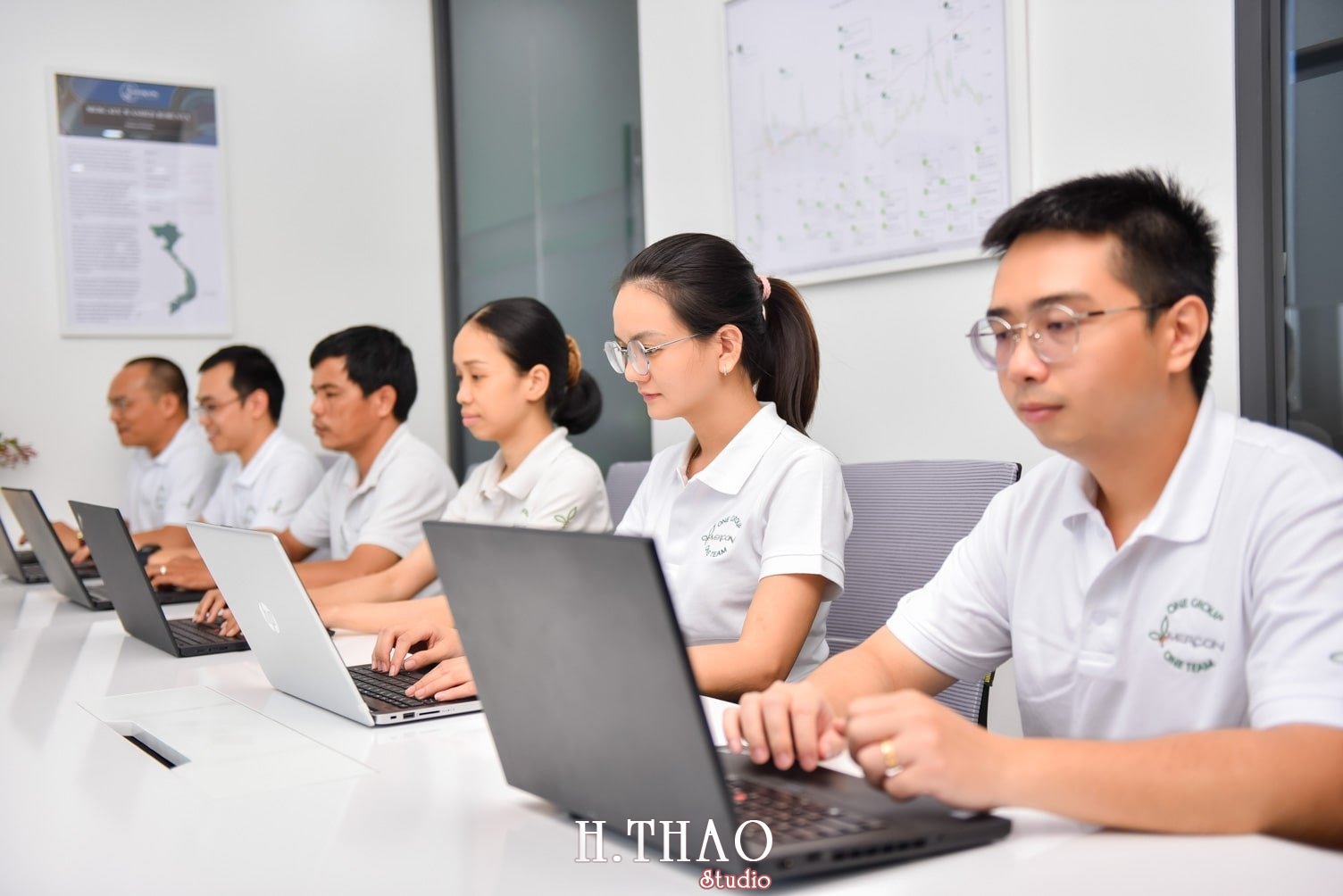 anh cong ty 7 min - Studio chụp ảnh quảng cáo doanh nghiệp tại Tp.HCM – HThao Studio