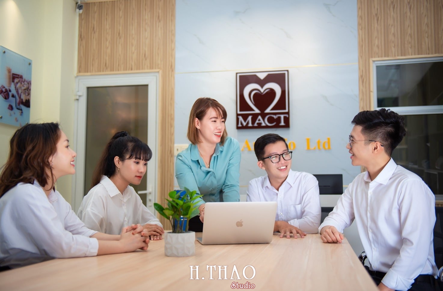 anh cong ty 8 min - #3 concept chụp ảnh công ty chuyên nghiệp nhất hiện nay – HThao Studio
