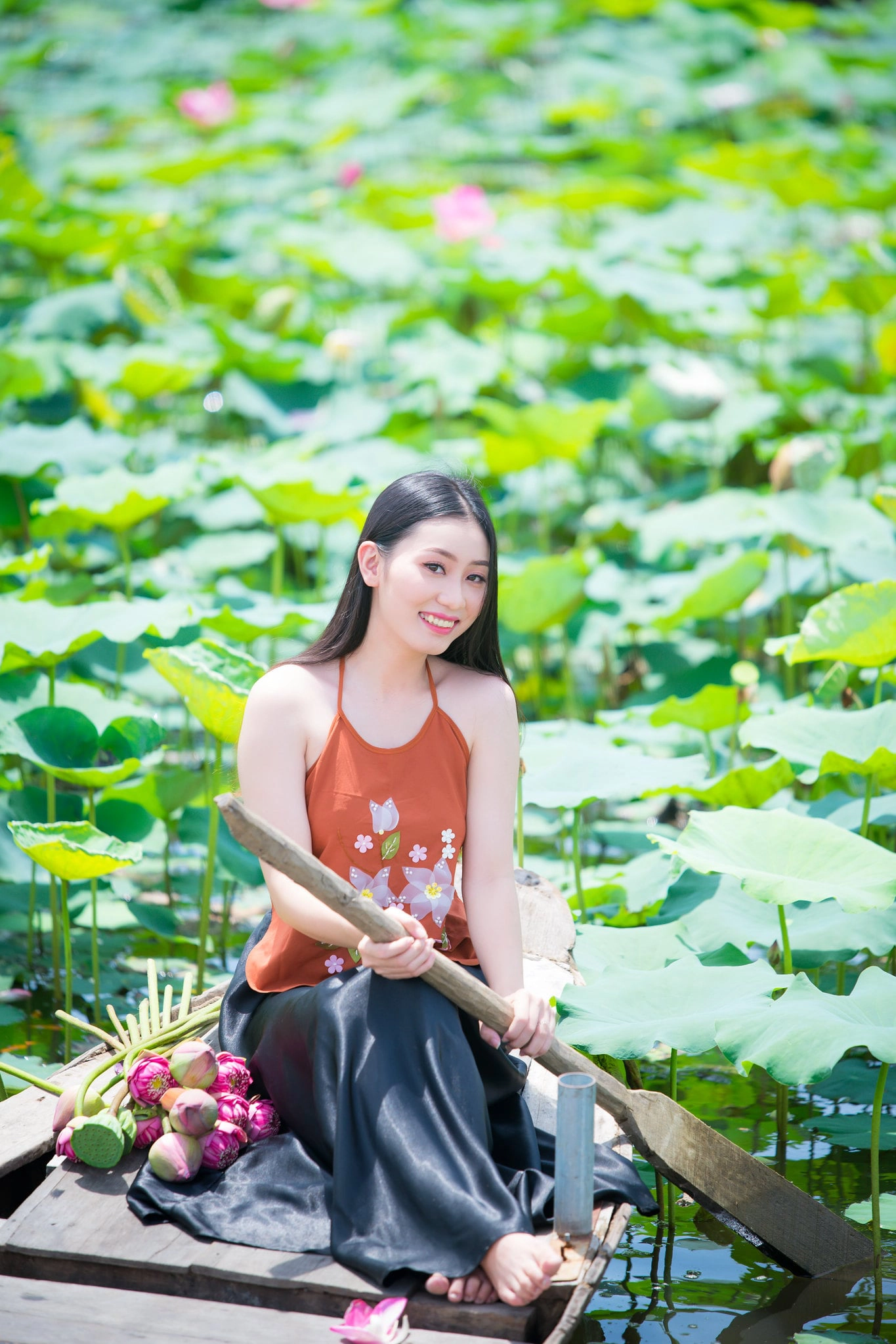 ao yem hoa sen 10 - Concept chụp ảnh là gì? Các concept chụp ảnh HOT hiện nay