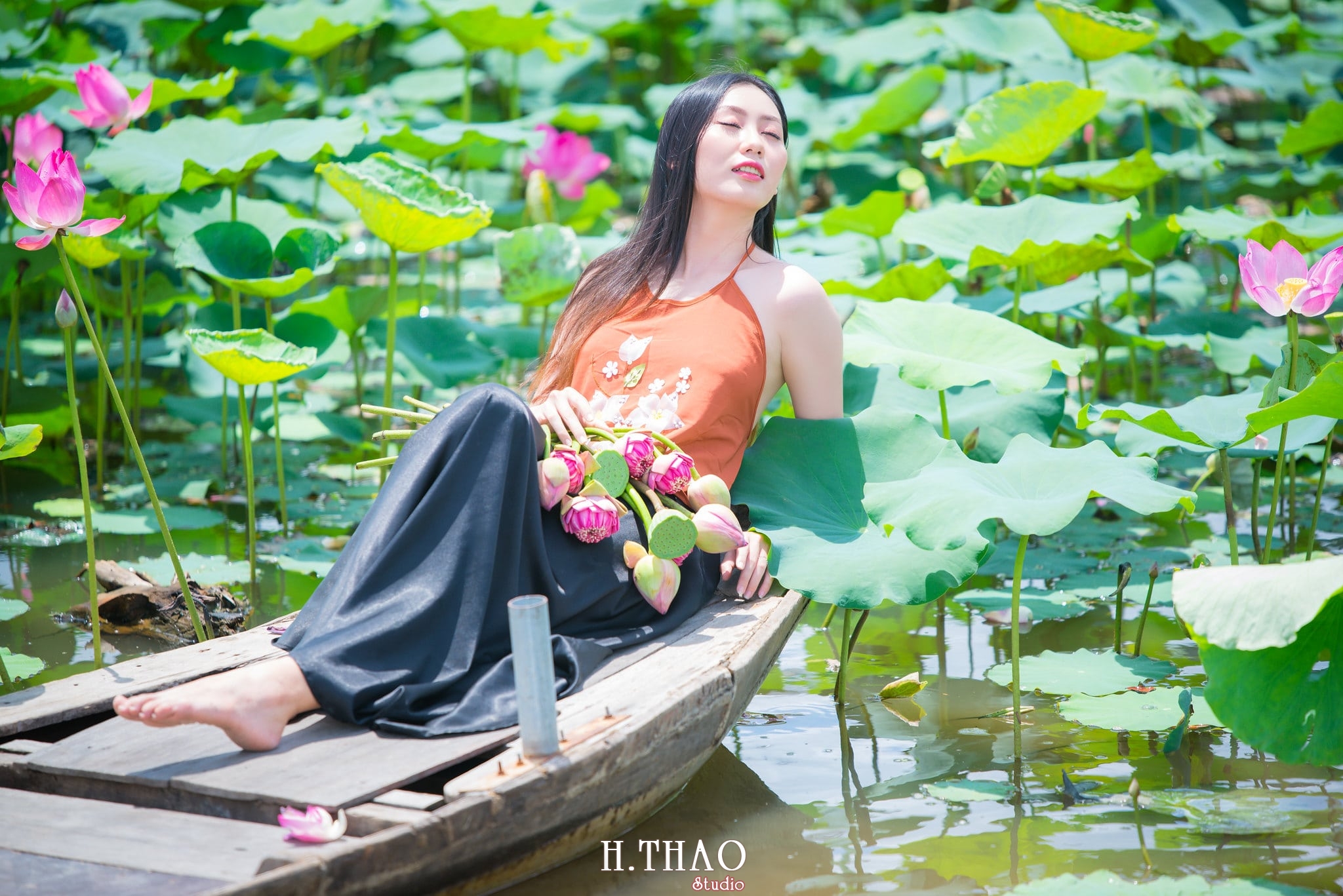 ao yem hoa sen 3 - Studio chuyên chụp ảnh với hoa sen đẹp, giá rẻ Tp.HCM – HThao Studio