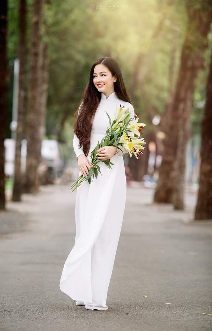 Tạo dáng với áo dài khi di chuyển (Aphoto) Tạo dáng với áo dài khi di chuyển (Aphoto)