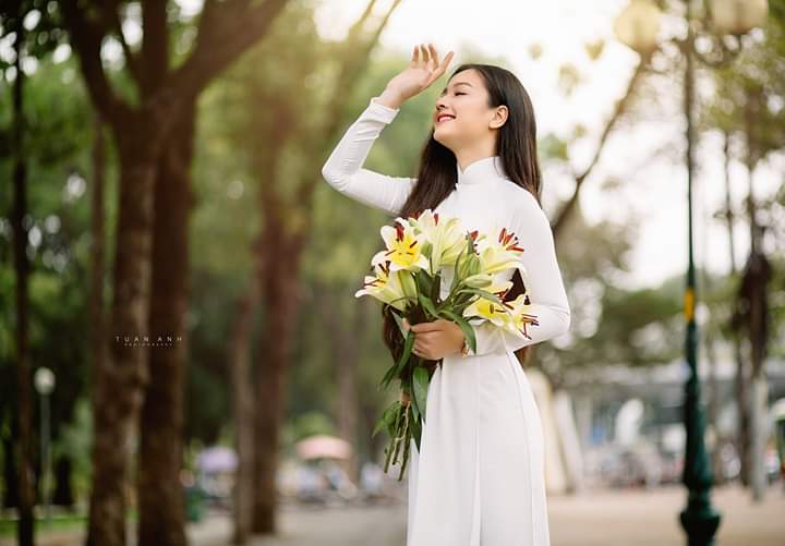 Tay che trán, tạo cảm giác feeling với áo dài (Aphoto) Tay che trán, tạo cảm giác feeling với áo dài (Aphoto)