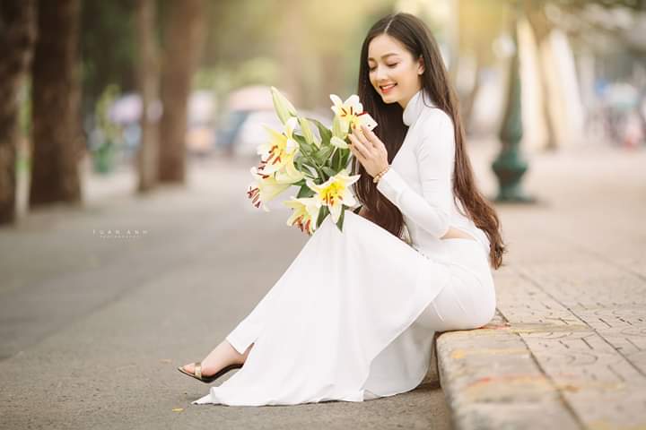Ngồi góc ven đường, nhìn vào hoa khi chụp với áo dài (aphoto) Ngồi góc ven đường, nhìn vào hoa khi chụp với áo dài (aphoto)