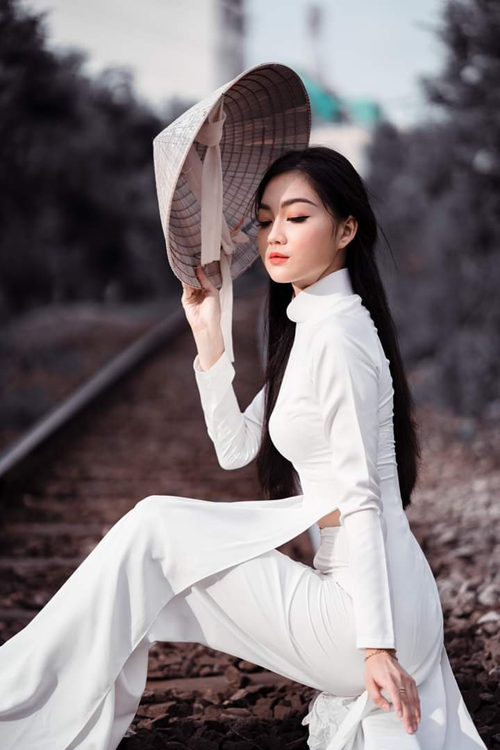 Lấy nón lá che nắng khi chụp với áo dài (Aphoto) Lấy nón lá che nắng khi chụp với áo dài (Aphoto)