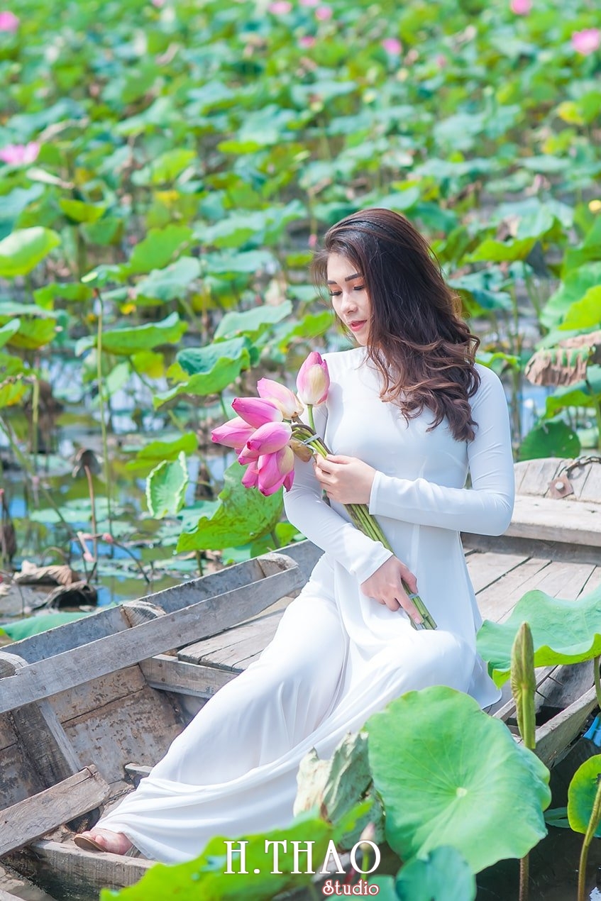 ảnh chụp áo dài và sen tại hồ sen tam đa quận 9