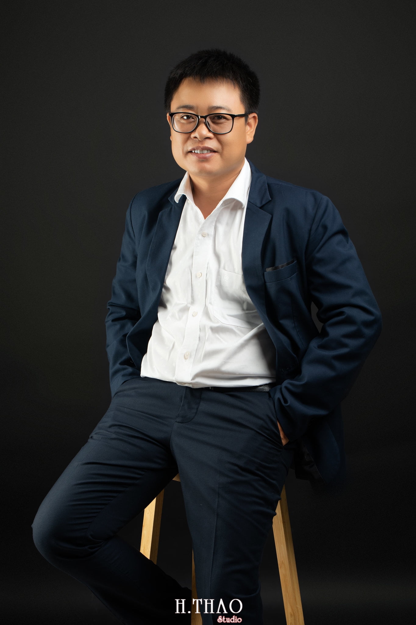 Giam doc Hoang 2 - 35 cách tạo dáng chụp ảnh doanh nhân chuyên nghiệp - HThao Studio