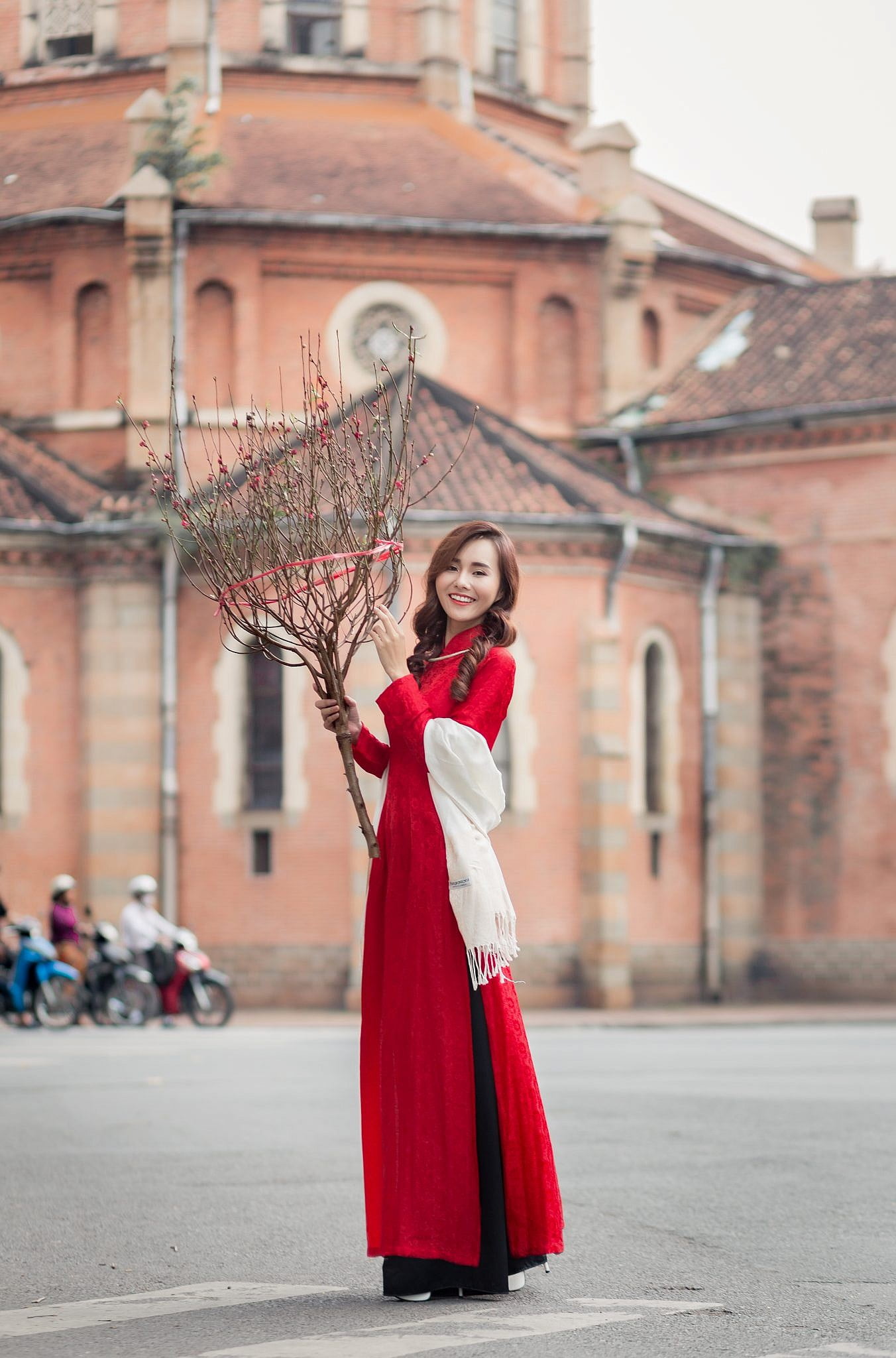 chụp hình áo dài ở nhà thờ đức bà