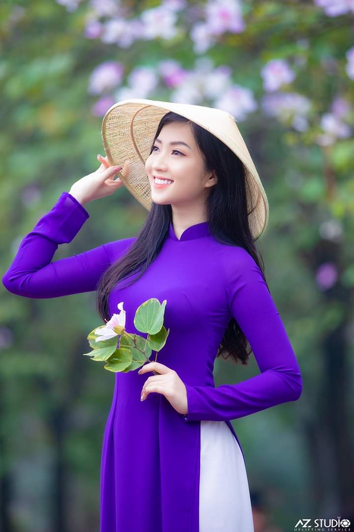 Cách tạo dáng truyền thống với nón lá Áo dài tím