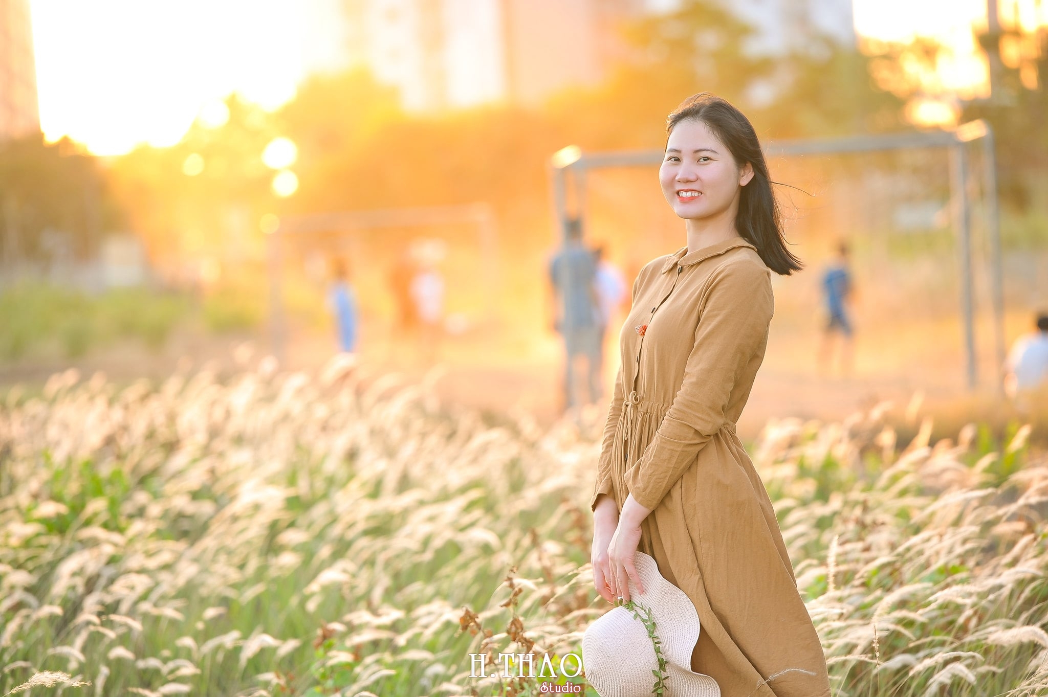 Co lau quan 9 2 min - Góc ảnh cỏ lau quận 2 tuyệt đẹp với nắng chiều - HThao Studio