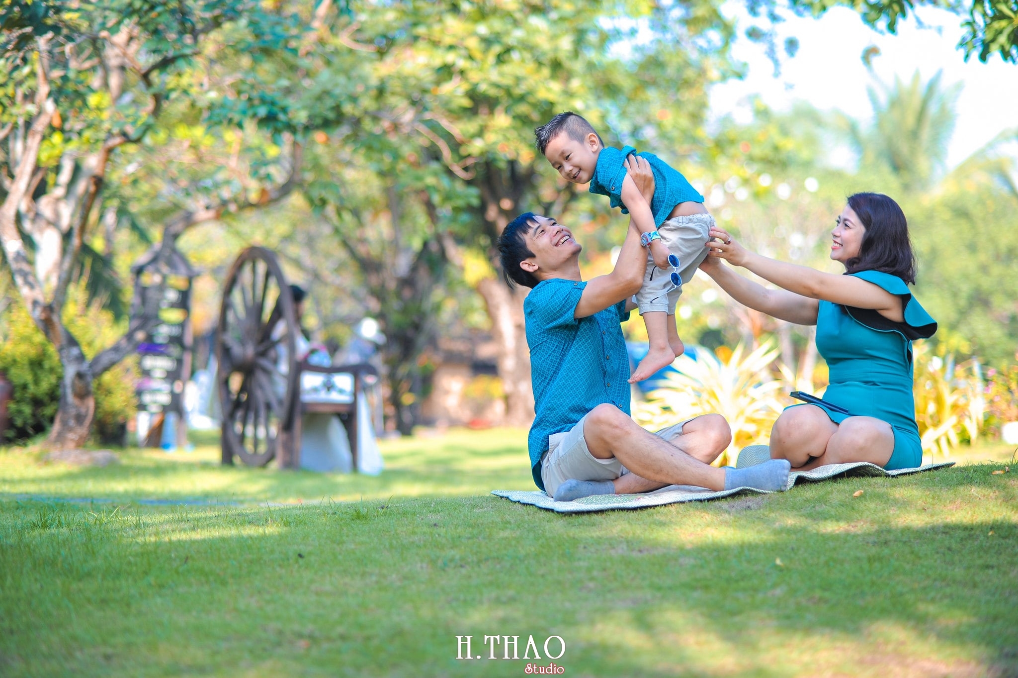 anh gia dinh ngoai canh 1 - Studio chuyên chụp ảnh cho bé và gia đình ở Tp.HCM - HThao Studio