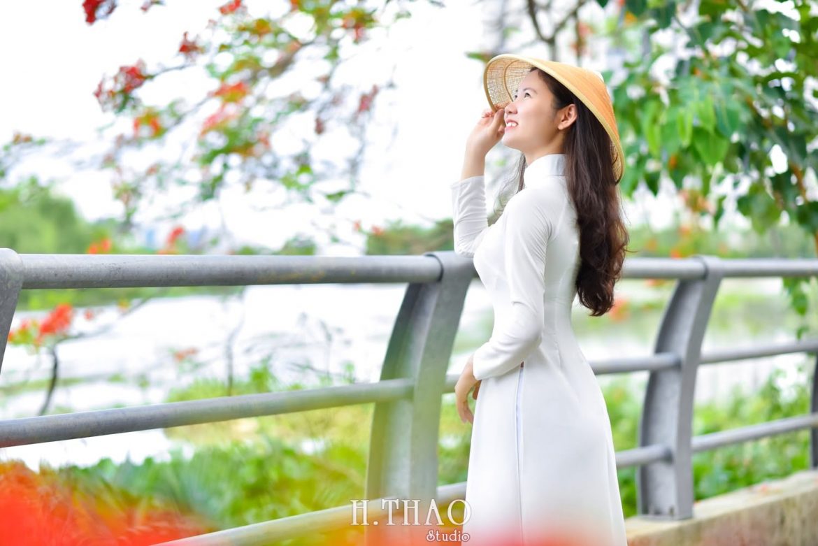 Anh ao dai hoa phuong (10)-min Chụp ảnh áo dài nữ sinh nhẹ nhàng