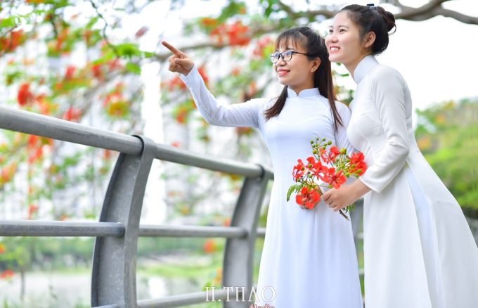 Anh ao dai hoa phuong 13 min 680x438 - Tổng hợp album áo dài hoa phượng đẹp tại quận 2- HThao Studio
