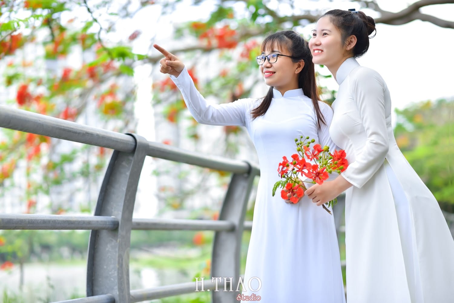 Anh ao dai hoa phuong 13 min - Ảnh chụp ngoại cảnh với hoa phượng cho khách hàng- HThao Studio