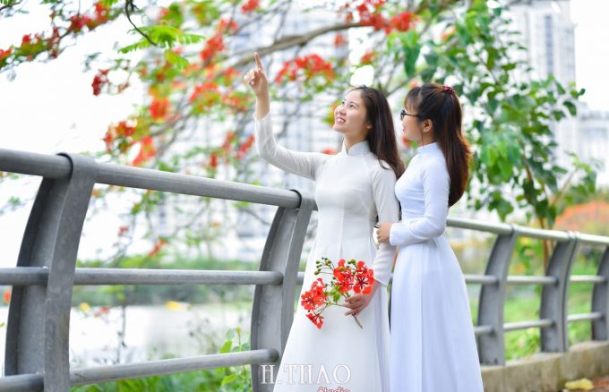 Anh ao dai hoa phuong 14 min 680x438 - Tổng hợp album áo dài hoa phượng đẹp tại quận 2- HThao Studio
