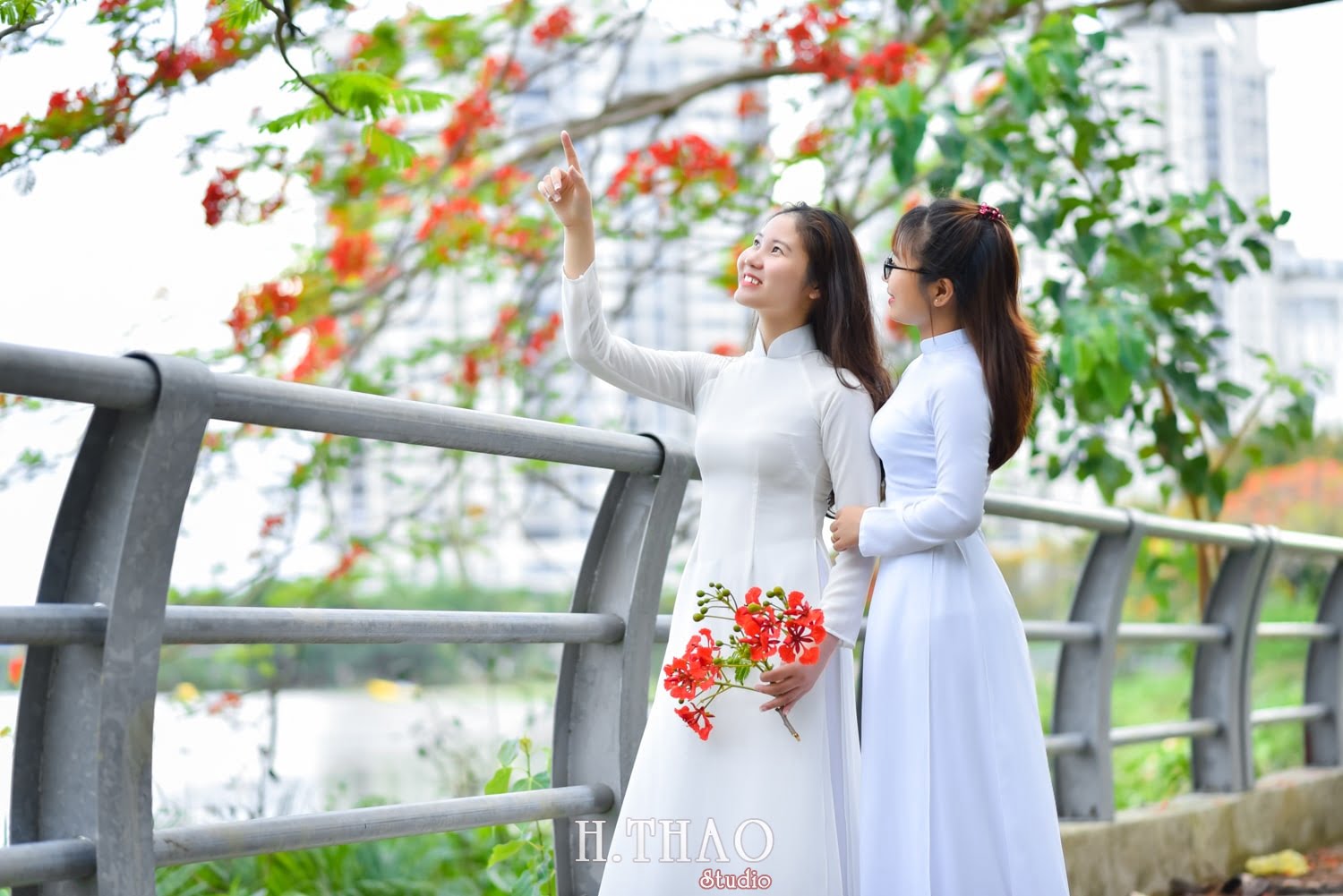 Anh ao dai hoa phuong 14 min - Bộ hình nữ sinh chụp với hoa phượng ở Sài Gòn tuyệt đẹp – HThao Studio