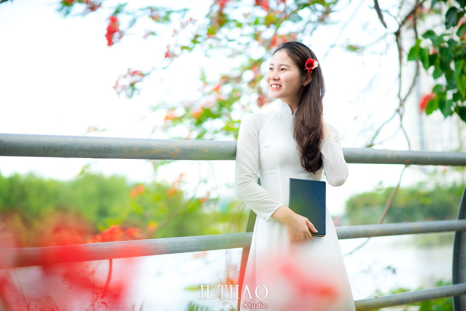 Anh ao dai hoa phuong 5 min - Tổng hợp album áo dài hoa phượng đẹp tại quận 2- HThao Studio
