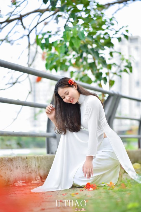 Anh ao dai hoa phuong 6 min 585x877 - 49 cách tạo dáng chụp ảnh với áo dài tuyệt đẹp - HThao Studio