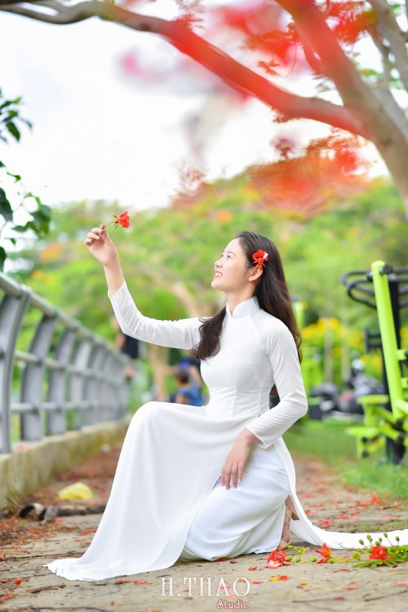 Anh ao dai hoa phuong 7 min 585x878 - 49 cách tạo dáng chụp ảnh với áo dài tuyệt đẹp - HThao Studio