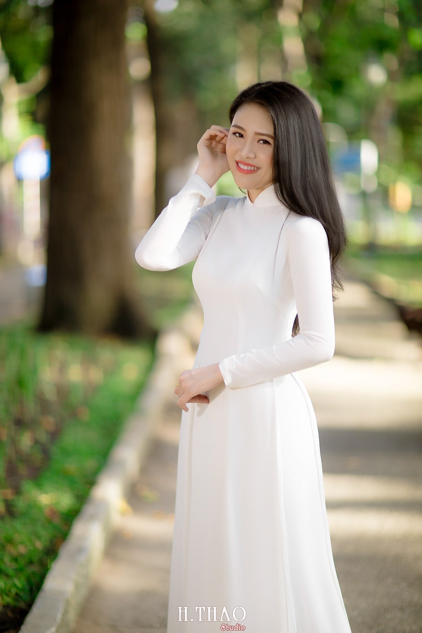 ao dai Misa 1 - Thiếu nữ bên tà áo dài trắng chụp tại nhà thờ Đức Bà đẹp thướt tha
