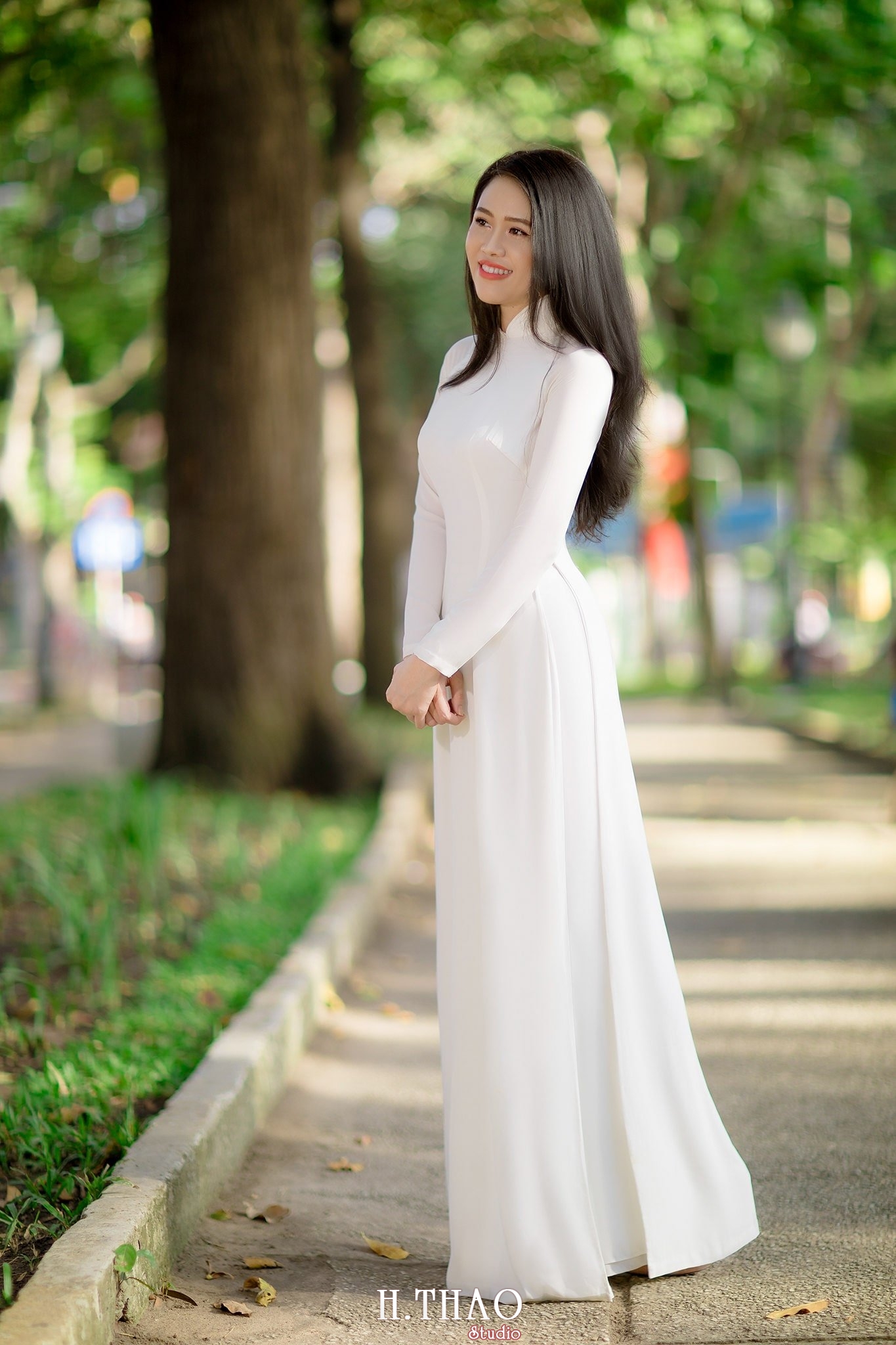 ao dai Misa 10 - Thiếu nữ bên tà áo dài trắng chụp tại nhà thờ Đức Bà đẹp thướt tha