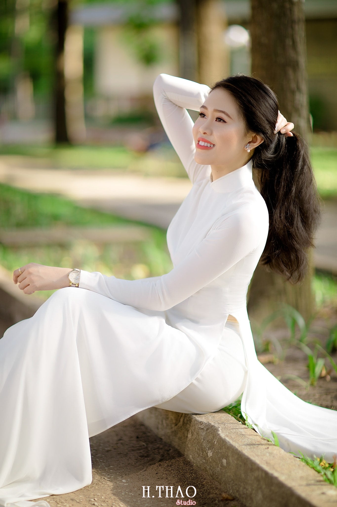 ao dai Misa 15 - Thiếu nữ bên tà áo dài trắng chụp tại nhà thờ Đức Bà đẹp thướt tha