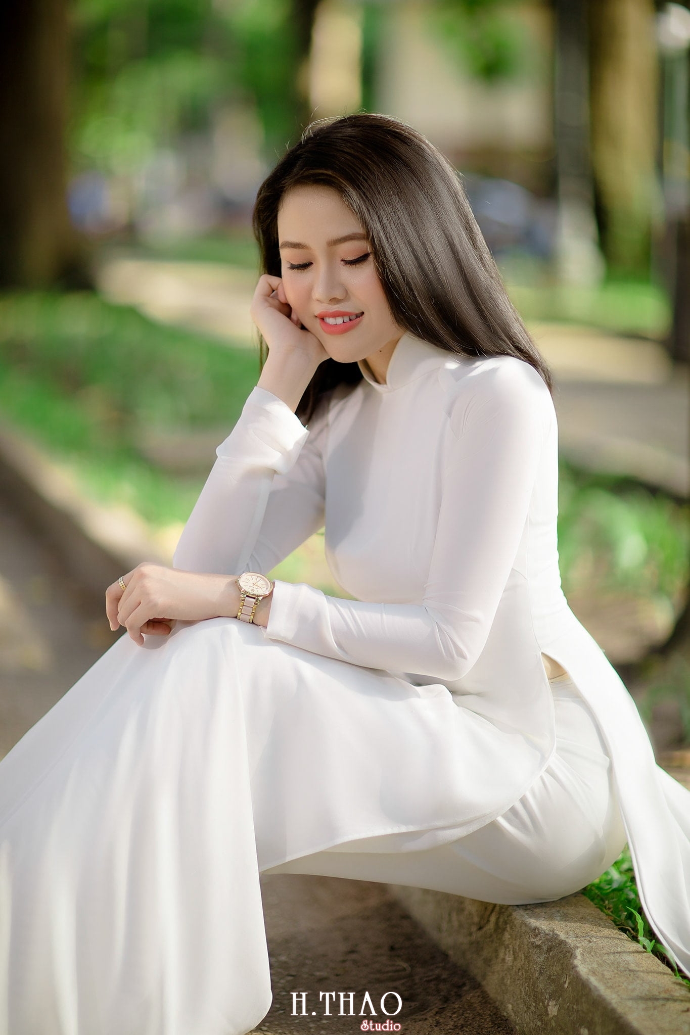 ao dai Misa 16 - Thiếu nữ bên tà áo dài trắng chụp tại nhà thờ Đức Bà đẹp thướt tha