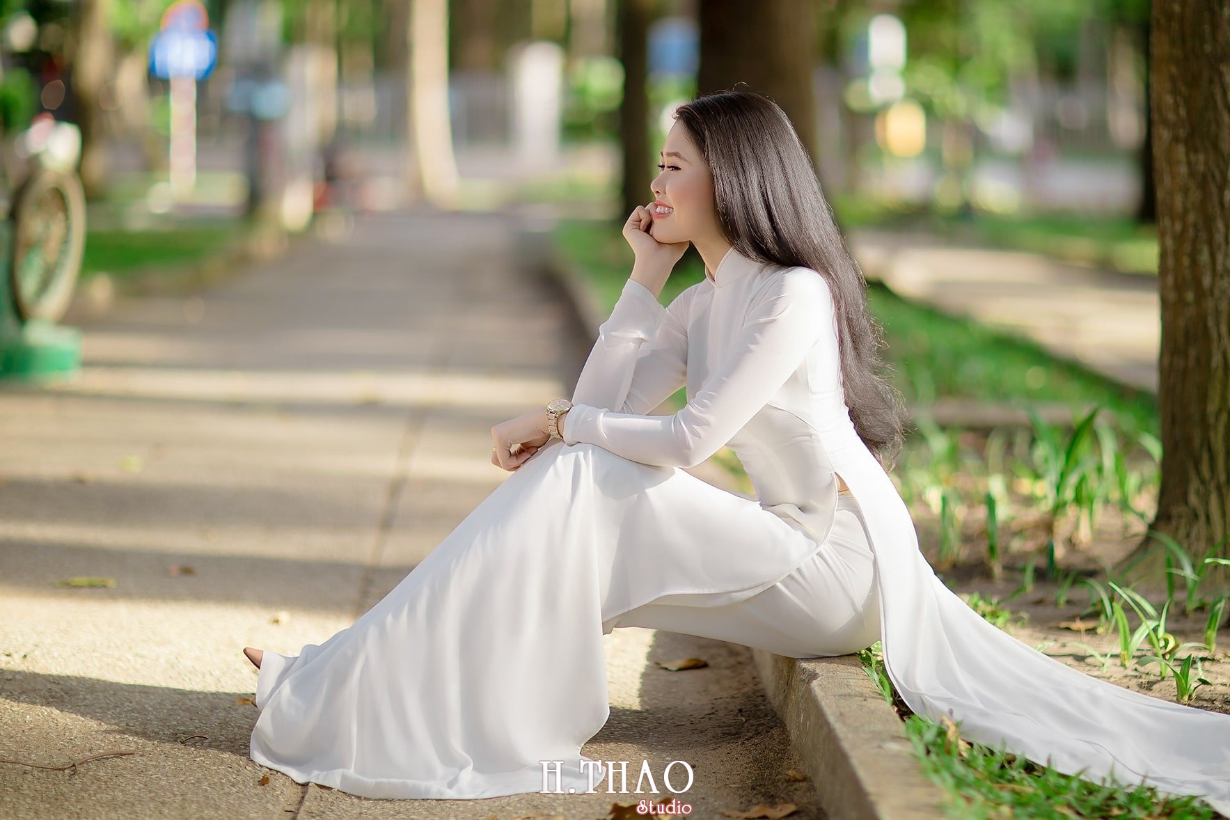 ao dai Misa 17 - Thiếu nữ bên tà áo dài trắng chụp tại nhà thờ Đức Bà đẹp thướt tha
