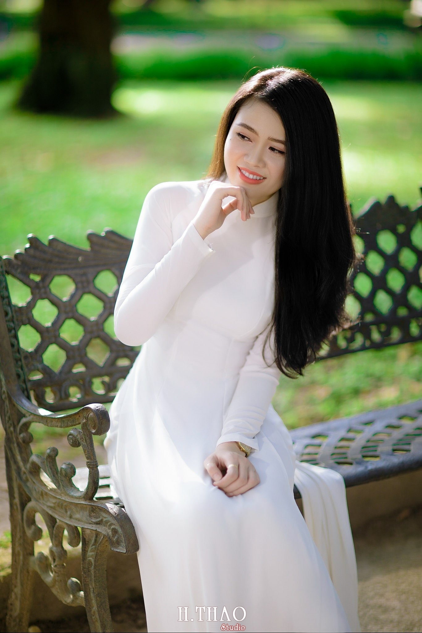 ao dai Misa 2 - Thiếu nữ bên tà áo dài trắng chụp tại nhà thờ Đức Bà đẹp thướt tha