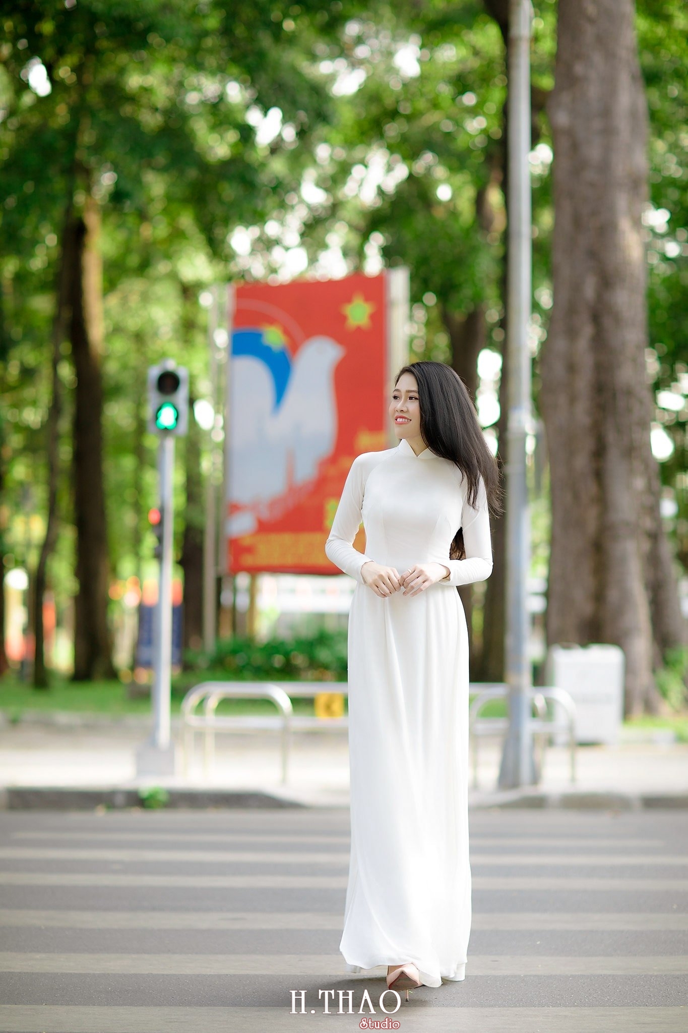 ao dai Misa 6 - Thiếu nữ bên tà áo dài trắng chụp tại nhà thờ Đức Bà đẹp thướt tha