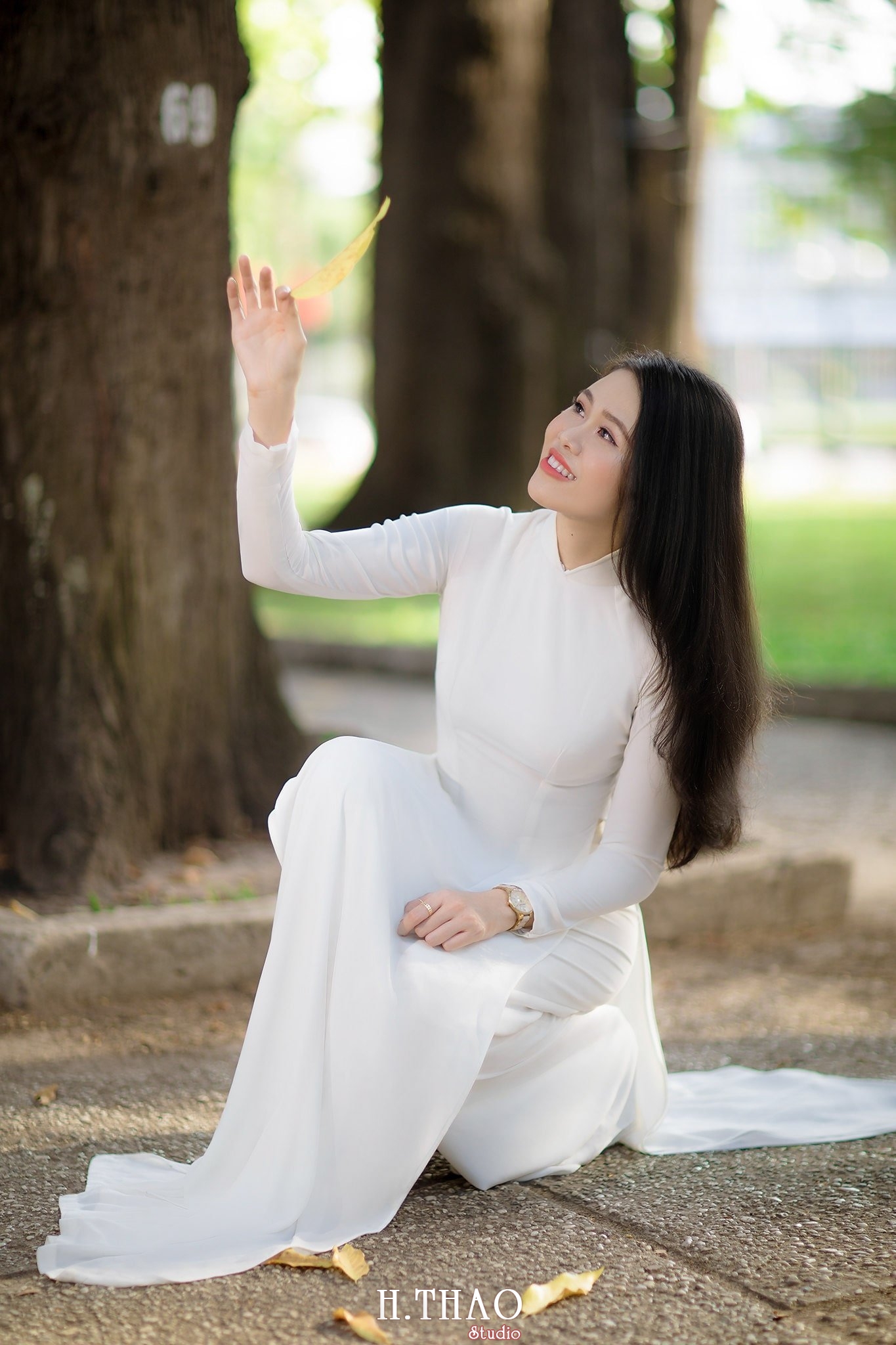 ao dai Misa 8 - Thiếu nữ bên tà áo dài trắng chụp tại nhà thờ Đức Bà đẹp thướt tha