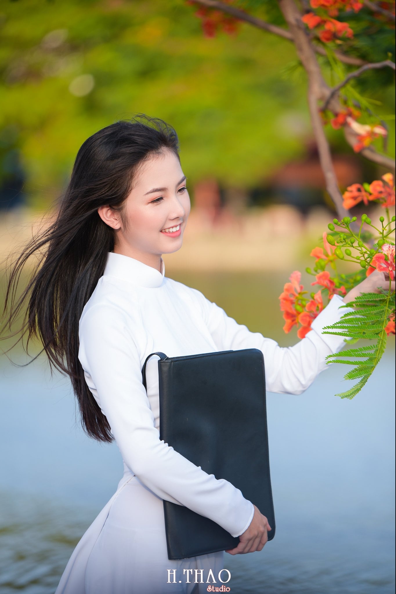 ao dai quan 2 5 - Bộ hình nữ sinh chụp với hoa phượng ở Sài Gòn tuyệt đẹp – HThao Studio