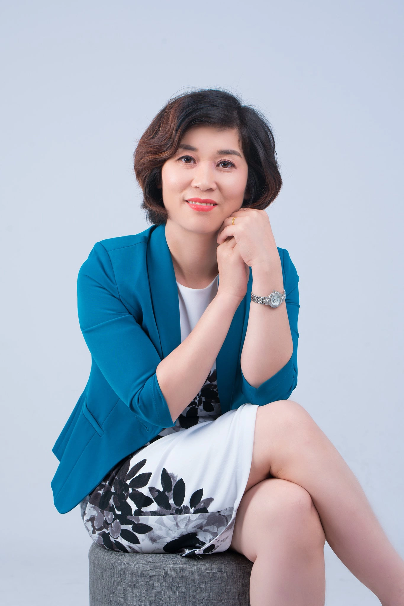 anh doanh nhan 2 min - 49 cách tạo dáng chụp ảnh profile đẹp, chuyên nghiệp nhất- HThao Studio