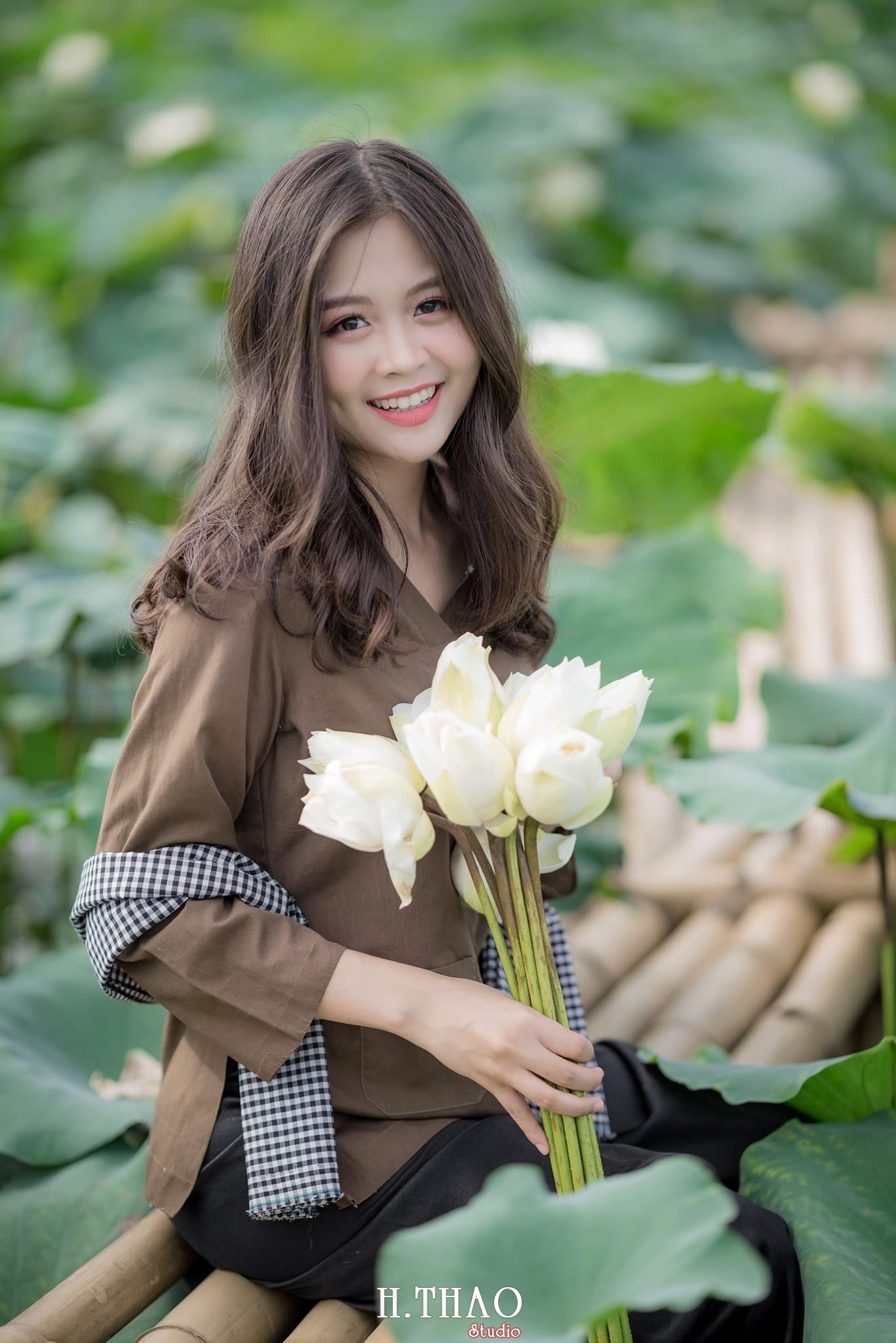 ao ba ba 3 - 39 cách tạo dáng chụp ảnh với hoa sen tuyệt đẹp - HThao Studio