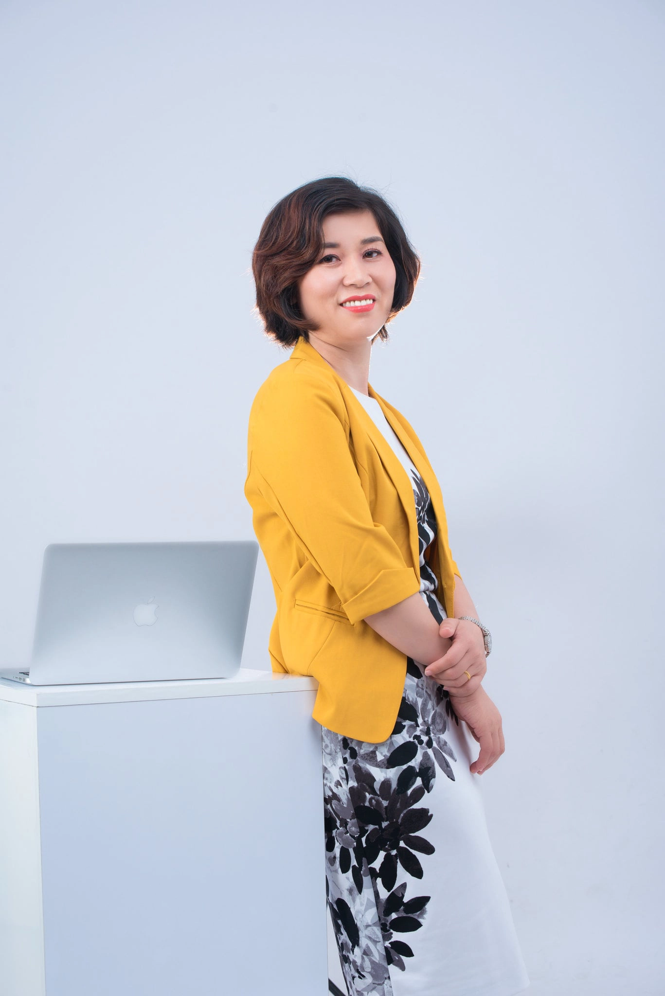 chan dung nu 11 - 35 cách tạo dáng chụp ảnh doanh nhân chuyên nghiệp - HThao Studio