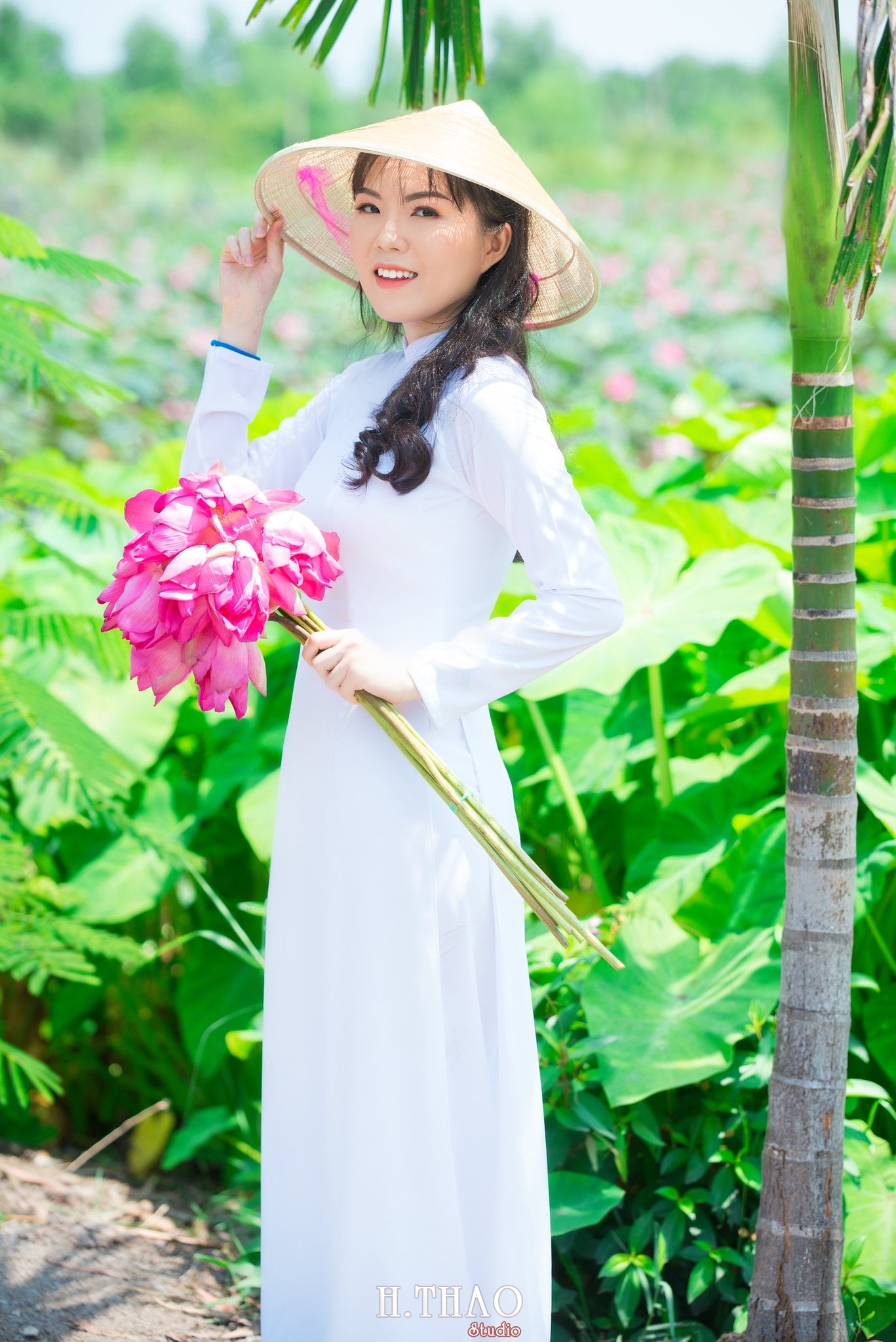 %E1%BA%A2nh %C3%A1o d%C3%A0i hoa sen 11 - Góc ảnh thiếu nữ áo dài bên hoa sen đẹp tinh khôi- HThao Studio