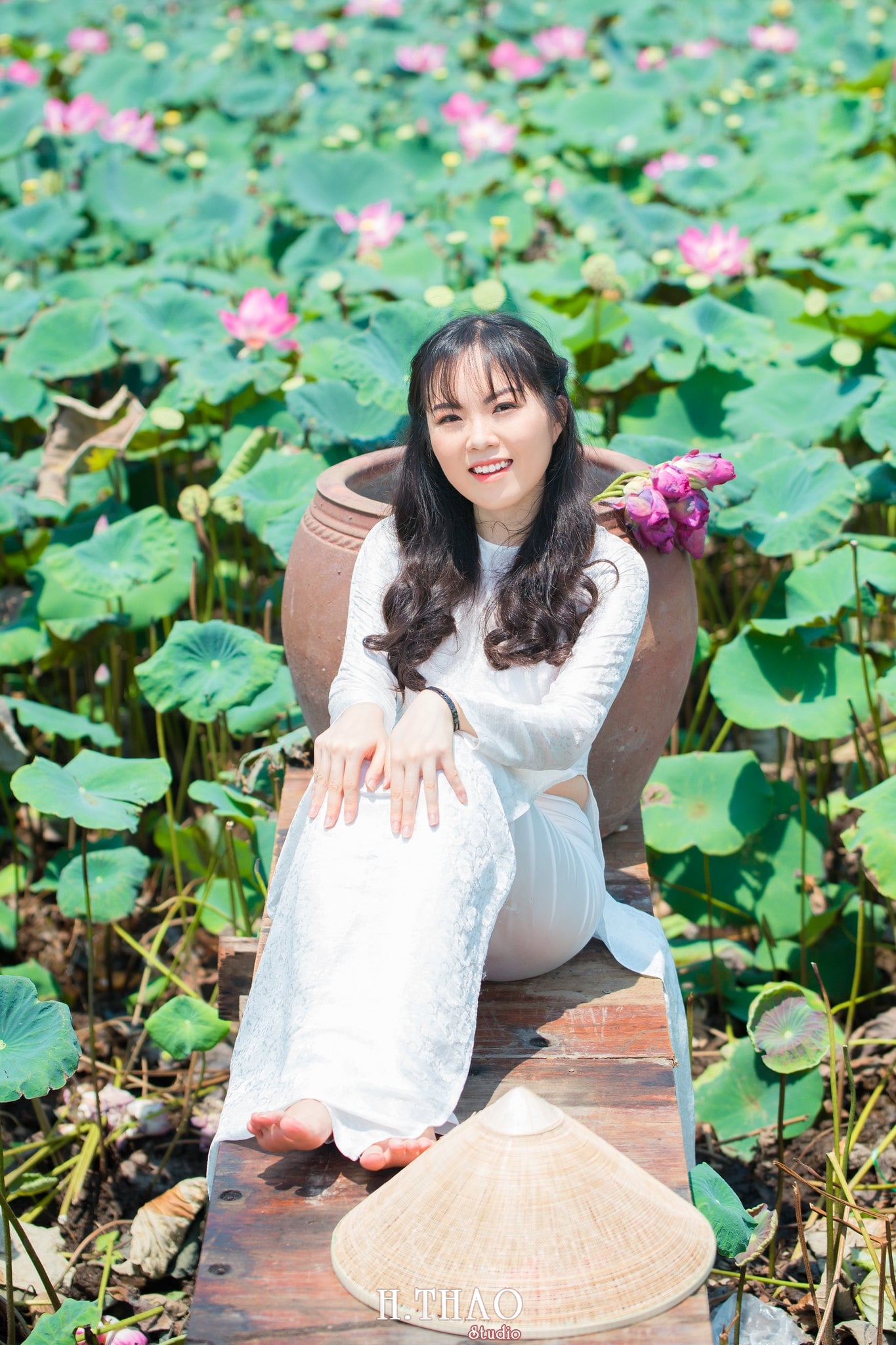 nh áo dài hoa sen 16 - Địa điểm chụp ảnh áo dài đẹp ở Thành phố Hồ Chí Minh