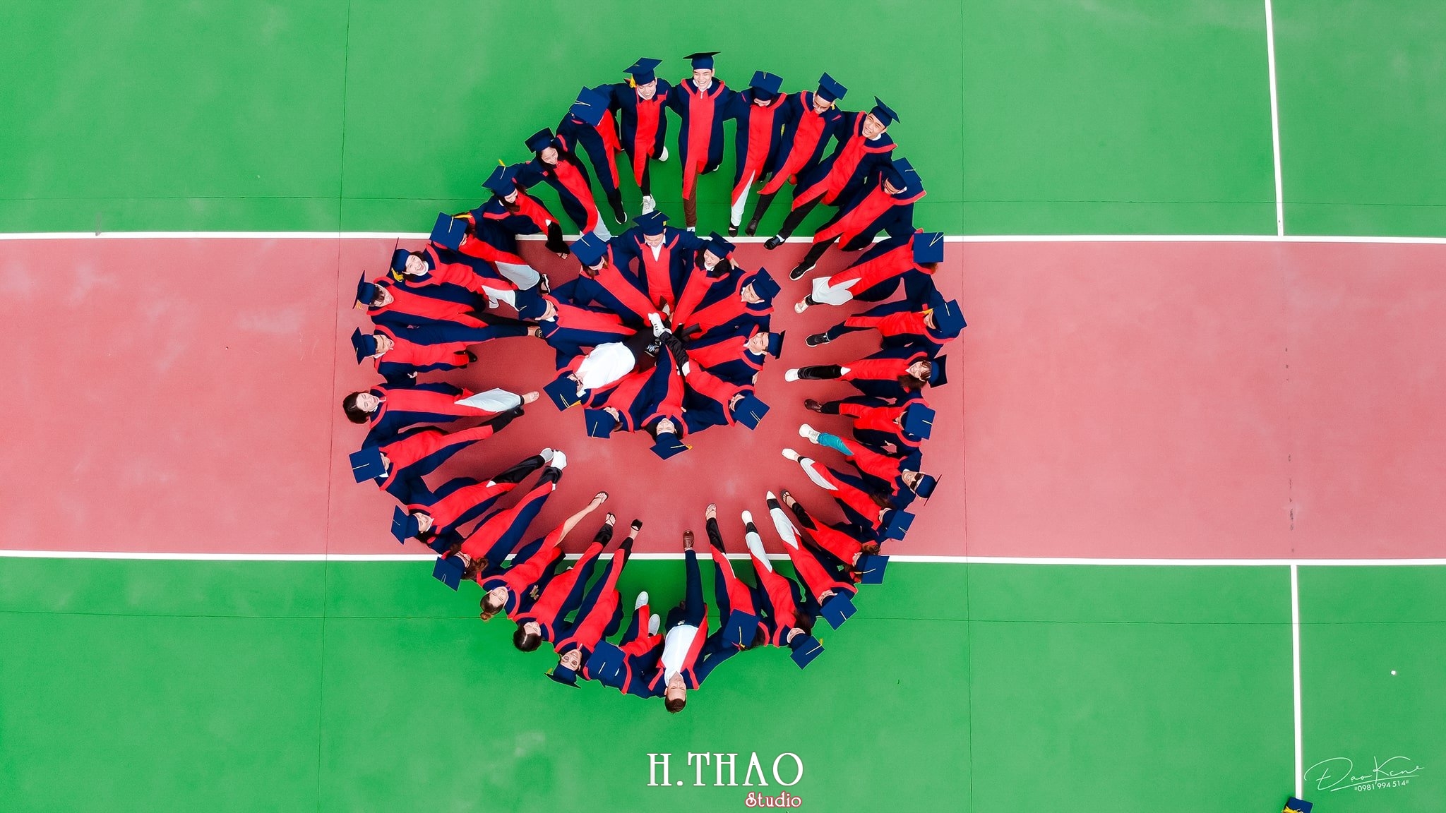 Ky yeu lop 17C7 22 min - Bộ ảnh kỷ yếu "siêu chất" của sinh viên HuTech - HThao Studio
